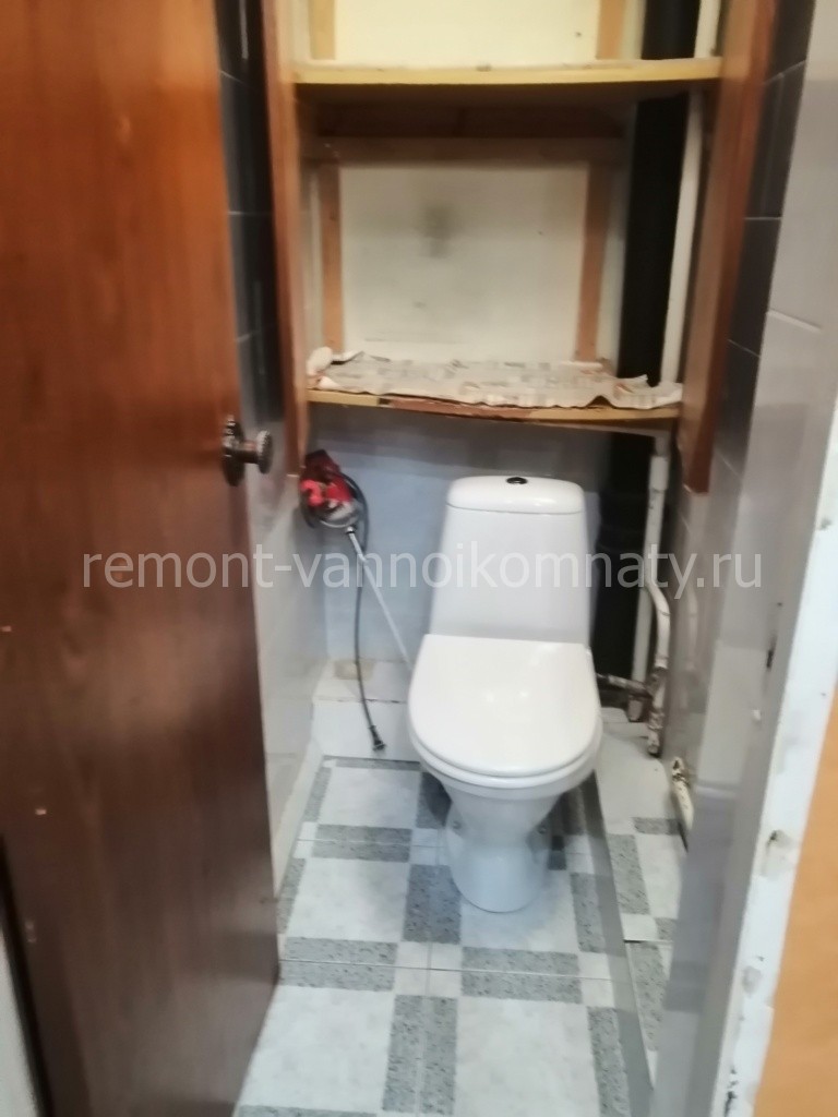 таким был туалет до ремонта в одной из квартир в подмосковье